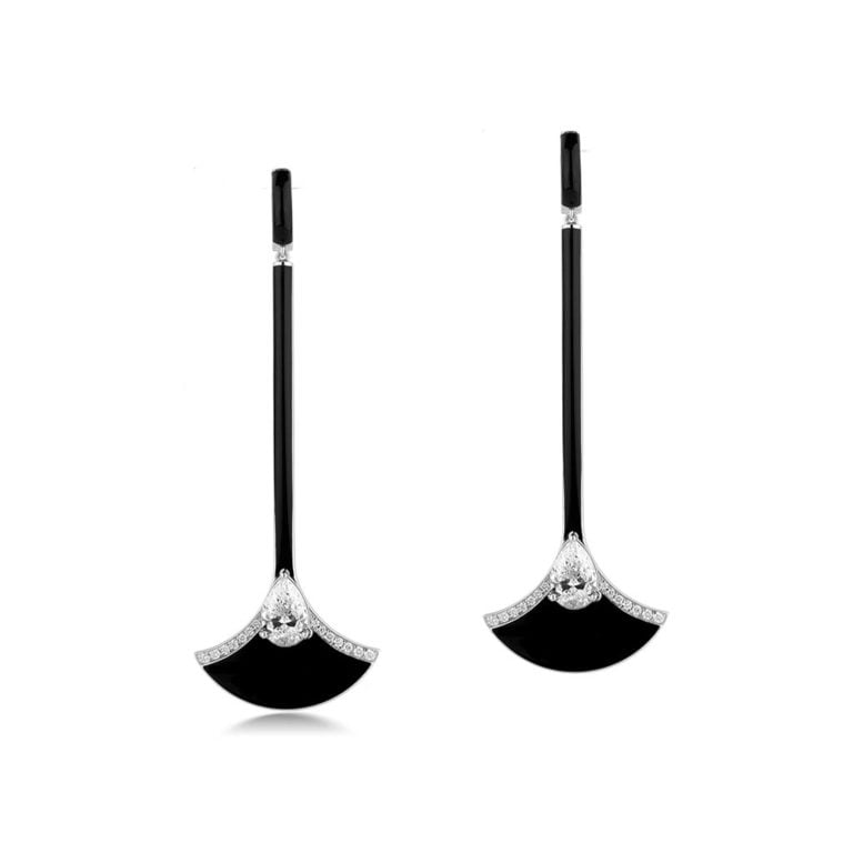 Elegant black and silver earrings featuring a fan shape with sparkling accents, perfect for adding a touch of sophistication to any outfit.