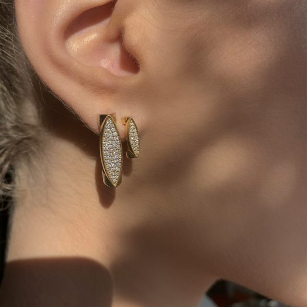 Gold ear clip featuring sparkling stones, showcasing a modern design suitable for various occasions.